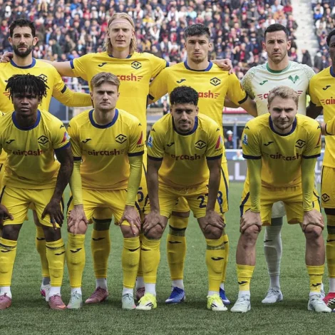 Teir ellivu, ið byrjaðu í dagsins sigri. Andrias Edmundsson sæst næstovast til vinstru (Mynd: Hellas Verona)