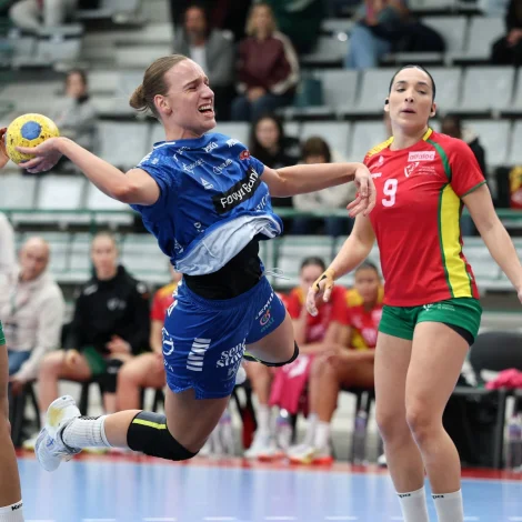 Tað er torført at vinna hondbóltsdystir, tá man brennir yvir helmingin av sínum skotum - 25 av 48. Føroyska liðið stríddi seg innafur í dystin, men vánaligir 35 álopsminuttir kostaðu (Mynd: Sverri Egholm)