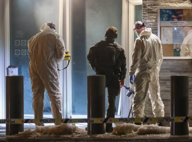 Kanningarfólk hjá norsku løgregluni uttanfyri amerikonsku sendistovuna í Oslo (Mynd: EPA)