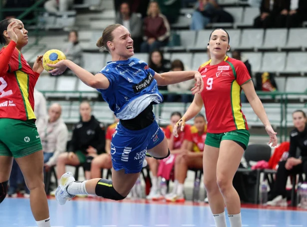 Tað er torført at vinna hondbóltsdystir, tá man brennir yvir helmingin av sínum skotum - 25 av 48. Føroyska liðið stríddi seg innafur í dystin, men vánaligir 35 álopsminuttir kostaðu (Mynd: Sverri Egholm)