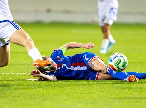 Grikkaland sat á meginpartin av spælinum fyrstu trý korterini, meðan okkara høvdu ilt við at fáa nakað av nevniverdum álopsspæli í lag. Í seinna hálvleiki broyttist leikgongdin. Føroyska liðið kom longri fram á vøllin (Mynd: Jóhanna Thomsen/FSF)