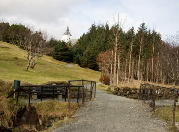 Grækarismessuhald verður í viðarlundini í Miðvági (Mynd: Vága kommuna)