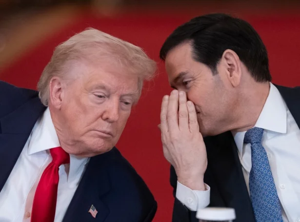 Donald Trump, forseti, her saman við uttanríkisráðharra sínum, Marco Rubio (Mynd: EPA)