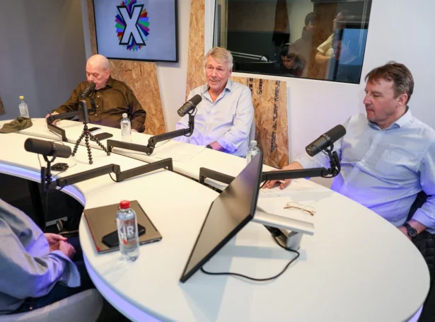 - Fyrr stillaði man nógv upp í lokaløkinum, og tingfólki skuldi svara til lokalfeløgini - eftir stevnuskránni. Nú eru hesi feløgini kring landið so at siga steindeyð eftir eitt val, heldur hann fyri (Mynd: Sverri Egholm)