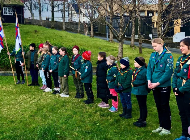 Skótarnir marsjera inn og bjóða vælkomin