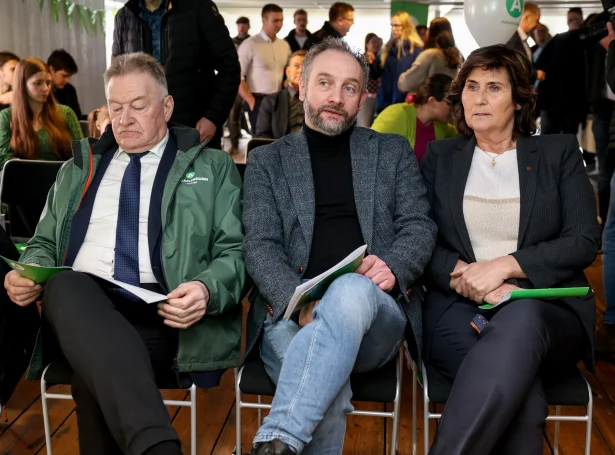 Jacob Vestergaard, Bárður á Lakjuni og Elsebeth Mercedis Gunnleygsdóttur tá Fólkaflokkurin legði løgtingsvalskrá fram týsdagin. Hesi trý stilla øll upp til fólkatingsvalið eisini (M)ynd: Sverri Egholm)