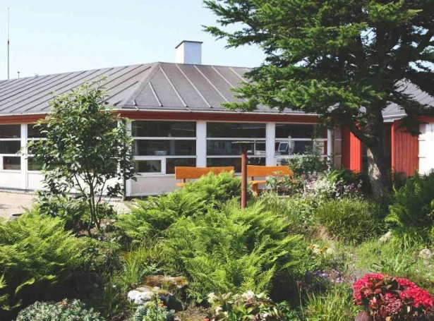 - Herfyri vórðu broytingar gjørdar í einum rúmi á Lágargarði, og tað er hugsandi, at tað er í hesum sambandi, at kubbar av rottueitri eru komnir undan kavi. Av misgáum eru kubbarnir ikki beindir burtur, men hava staðið í vindeyganum og á gólvinum (Mynd: torshavn.fo)