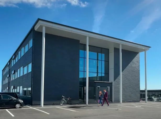 Eftir at hava búleikast í Quillingsgarði í nógv ár, er Tryggingarfelagið LÍV nú flutt inn í nýggjan bygning á Óðinshædd