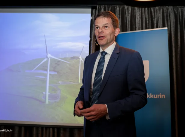 - Vit liva i einari ótryggari tíð var fyrsti boðskapurin hjá Bárði á Steig Nielsen á Hotel Brandan í dag (Mynd: Sverri Egholm)