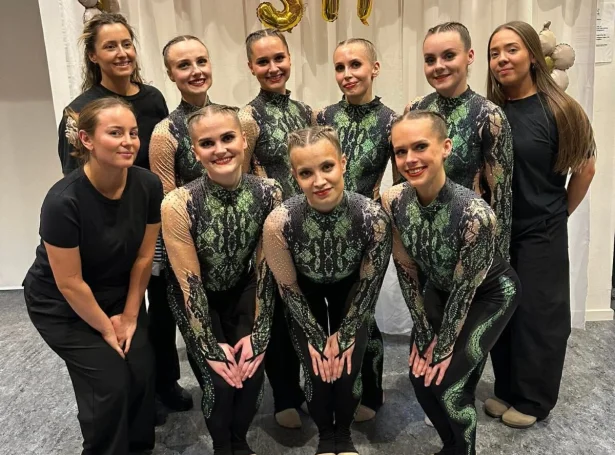 Maria Jacobsen, Helena Guttesen, Miriam J. Johansen, Barba á Brúnni , Sunnvá Weihe Johannesen og Bára Justinusen.
Niðanfyri: Tóra Norðá, Sandra Hansen, Fía Smith og Rósa á Lógv (Mynd: fimleikur.fo)