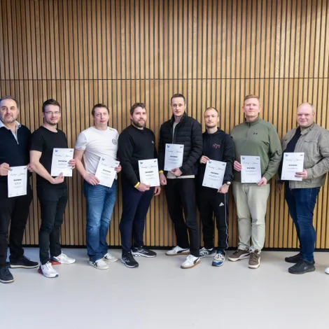 Eftir eitt ár við læru og 165 undirvísingartímum tilsamans, har venjararnir hava skula arbeitt bæði praktist og teoretiskt, fingu teir 11 venjarnir prógv í vikuni (Mynd: HSF)