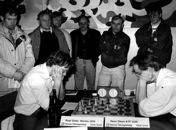 Toppdystur í FM-kappingini 1993. Bogi Ziska og Heini Olsen. Talvið endaði remis og Heini vann FM triðja árið á rað