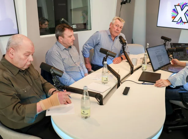 Umframt teir tríggjar stjórnarlimirnar, Jóannes Eidesgaard, Heðin Zachariassen og Torbjørn Jacobsen, luttaka Bárður á Steig Nielsen, formaður í Sambandsflokkinum og Sirið Stenbertg, forkvinna í Tjóðveldi - tey fara at sita aðrastaðni enn í rásarúminum (Mynd: Sverri Egholm)