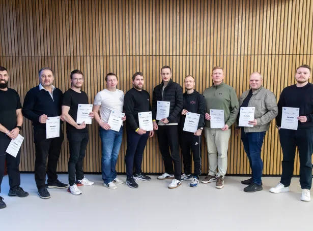 Eftir eitt ár við læru og 165 undirvísingartímum tilsamans, har venjararnir hava skula arbeitt bæði praktist og teoretiskt, fingu teir 11 venjarnir prógv í vikuni (Mynd: HSF)