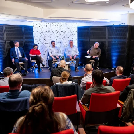 Beinleiðis á FM1: Stjórnarlimir fortelja smærru flokkunum at teir ikki burdi verið í samgonguni