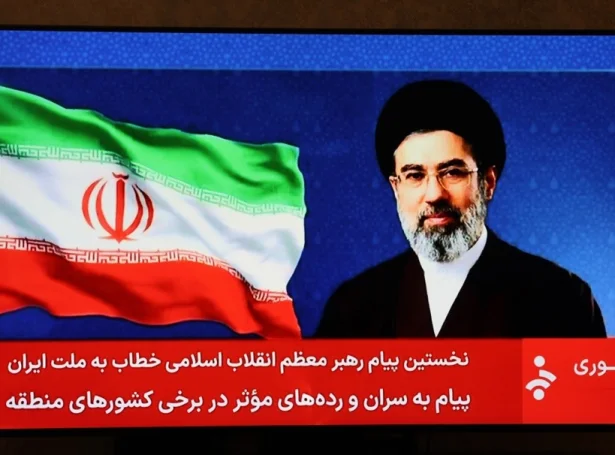 Ein mynd av Mojtaba Khamenei varð víst í iranskum sjónvarpi, meðan fráboðan hansara varð lisin upp (Mynd: EPA)