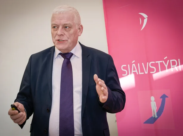 Sámal Petur í Grund sigur ja til Suðuroyartunnilin, ja til Tjóðarsemjuna og ja til at koyra talið av kommunum niður - kanska heilt niður í fimm. Bert 10 fólk stilla upp 26. mars - flokkurin kann ikki stilla upp til Fólkatingið (Mynd: Jens Kr. Vang)