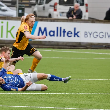 NSÍ spældi javnleik í Klaksvík í 2. umfari og roynir nú at renna frá millum annað KÍ (Mynd: Jens Kr. Vang)