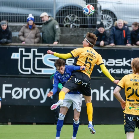 Filip Brattbakk tapir ein luftnærdyst her, men norski vongurin hjá KÍ var í hopla í gjár við trimum málstigum (mál+upplegg) - Savnsmynd: Jens Kr. Vang