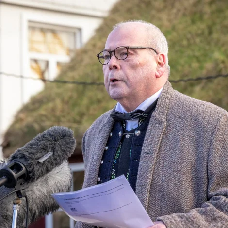 Nú strýkur várið völl og dal