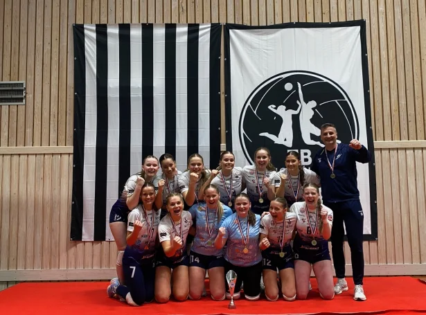 Kvinnuunglingar hjá Mjølnir (Mynd: Flogbóltssamband Føroya)