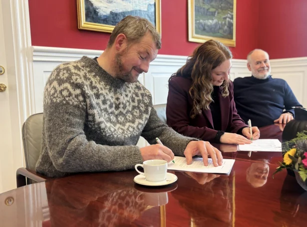 Hósdagin skrivaðu  Elsa Berg, borgarstjóri í Tórshavnar kommunu og Andras Andreasen, stjóri í Sp/f Grettir undir sáttmála um at dagføra renni breytina (Mynd: Tórshavnar kommuna)