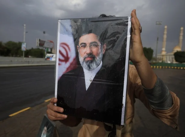 Mynd av Mojtaba Khamenei í Jemen (Mynd: EPA)