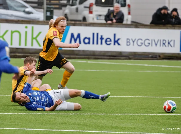 NSÍ spældi javnleik í Klaksvík í 2. umfari og roynir nú at renna frá millum annað KÍ (Mynd: Jens Kr. Vang)