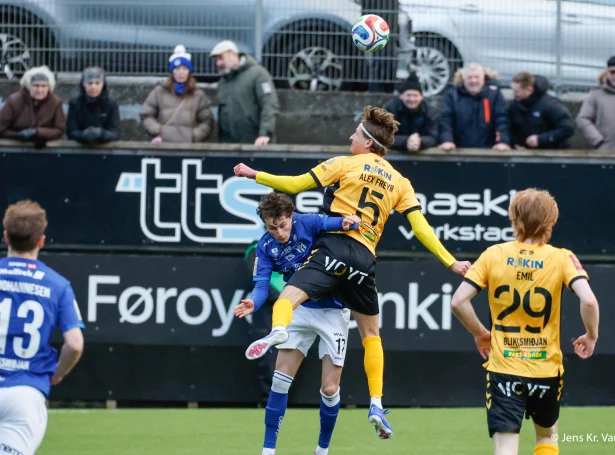 Filip Brattbakk tapir ein luftnærdyst her, men norski vongurin hjá KÍ var í hopla í gjár við trimum málstigum (mál+upplegg) - Savnsmynd: Jens Kr. Vang