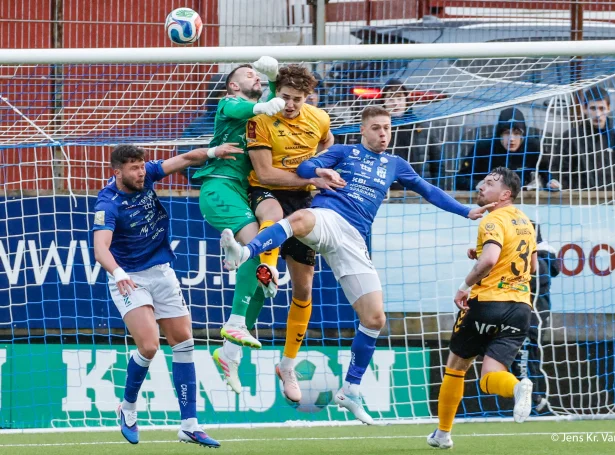 NSÍ greiddi sína skyldu í Sørvági, har Tobias Hestad gjørdi hattrikk. Harvið í hálvfinaluni har NSÍ og steypavinnararnir bresta saman. Víkingur og HB eru í hinari hálvfinaluuppgerðini (Mynd: Sverri Egholm)