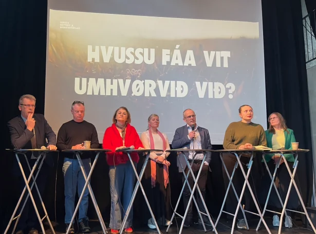 Umboð fyri teir politisku flokkarnar á kjakfundi, sum FNU skipaði fyri í Perluni leygardagin. Mynd Jan Müller