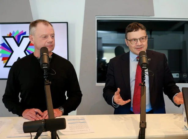 - Spennandi hvat tað kostar pr. fermetur. Og haldi tað helst hevði verið snildari og skjótari, um Fólkaflokkurin hevði gjørt hatta, helt Fróði Magnussen fyri um bygging av lestraríbúðum. - Ja, hevði Fólkaflokkurin gjørt lestraríbúðir, spurdi Ben Arabo, sum er á Javnaðarlistanum, síðani (Mynd: Sverri Egholm)