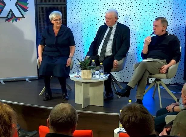 - Saktans. Eg haldi, at vit kunnu samstarva við Miðflokkin um nógv, um eg hyggi eftir valskránni hjá Miðflokkinum, men tað vil Jenis ikki...tað er tí, vit hava sett okkum her við Sámal Peturi (í Grund, red) ímillum okkum. 