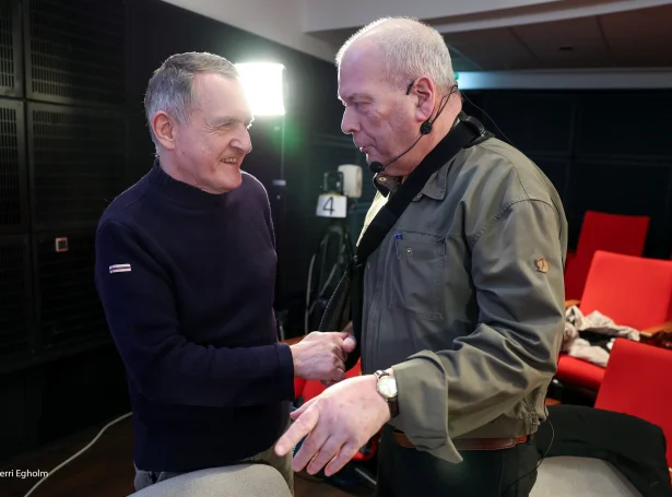 Jenis av Rana tekur í hondina á Tórbjørn Jacobsen, sum nærum akkurát er útskrivaður á Landssjúkrahúsinum