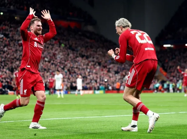 Hugo Ekitike, til høgru, og Alexis Mac Allister, fegnast um 2-0 málið hjá Ekitike í gjárkvøldið (Mynd: EPA)