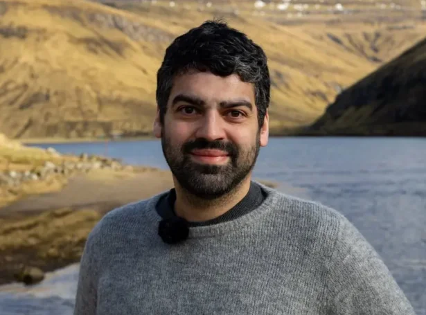 - Við Novo Nordisk Fondens Naturfagslærerpris verður Johann heiðraður fyri sín serstaka lut í undirvísingini í náttúruvísindum, fyri at skapa eldhuga millum næmingar og kveikja komandi ættarlið av úrmælingum í náttúruvísindum í Føroyum (Mynd: skulabladid.fo)