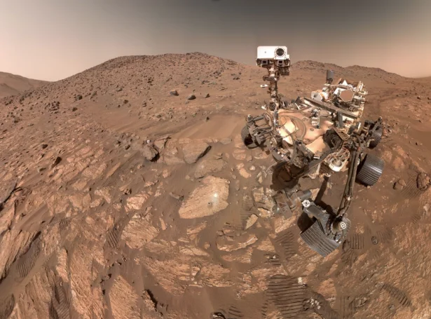 Mynd av Perseverance-rovaranum í Jezero-kratrinum á Mars. Mynd: NASA/JPL-Caltech/MSSS (https://science.nasa.gov/resource/perseverances-selfie-with-cheyava-falls/)