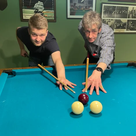 Tvøramenn hava tikið seg nógv inn á klaksvíkingar í endaspurtinum í billard og eru bara tvey stig aftanfyri,  tá teir spæla í Havn leygardagin. Her Páll Heri Nolsøe og Max Rasmussen. Mynd Jan Müller