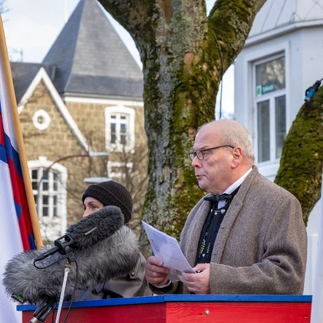 Brúgvin - millum fólkið og heimastýrið