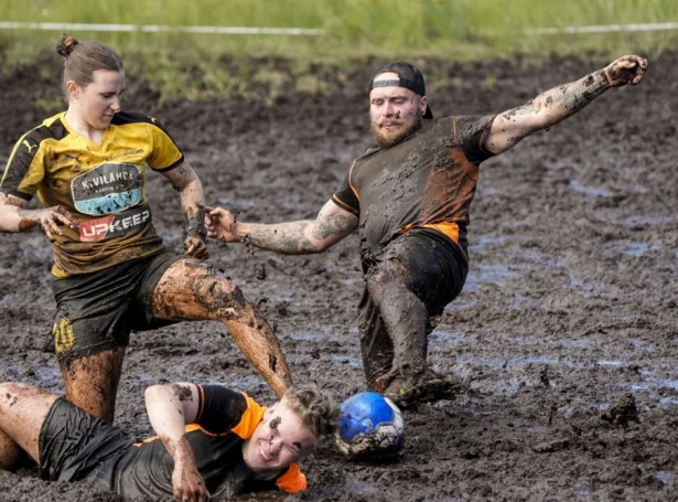 Finnar eru ikki bert heimsins eydnusamastu - tey eru eisini heimsins frælsastu. Myndirnar eru frá finska meistaraskapinum í runufótbíolti í 2016 (Mynd: EPA)