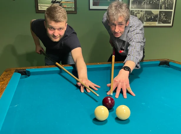 Tvøramenn hava tikið seg nógv inn á klaksvíkingar í endaspurtinum í billard og eru bara tvey stig aftanfyri,  tá teir spæla í Havn leygardagin. Her Páll Heri Nolsøe og Max Rasmussen. Mynd Jan Müller