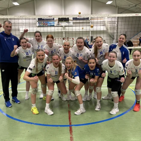 Av tí at SÍ vann fyrstu finaluna, sum varð spæld í Klaksvík mikukvøldið, verða sørvágskvinnur føroyameistarar (Mynd: FBF)