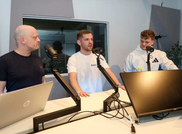 Leivur Frederiksen, Fannhard Antonsson Skoradal og Trygvi Absalonsen vóru seinnapartin í gjár í FM1-rásarúminum og mettu eitt sindur um hesar dystirnar; og tey seks liðini sum skulu spæla í dag (Mynd: Sverri Egholm)