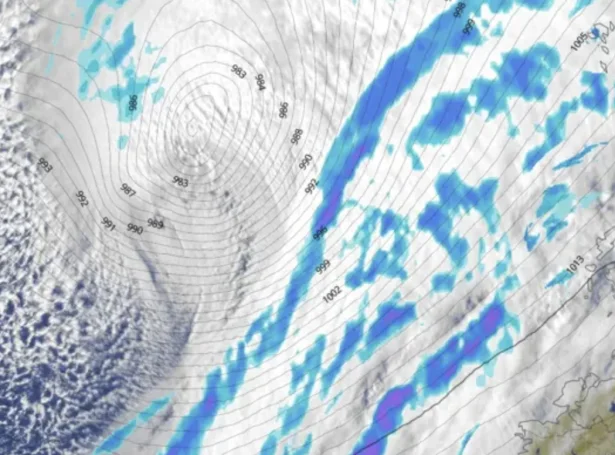 Myndin ovast: Fylgissveinamynd tikin kl 16:45  21. mars, 2026. Omaná eru er lagt isobarar, sum vísa, at í miðdeplinum á lágtrýstinum eru nú 979 hPa og metingar av avfallinum frá fylgisveinamátingum. Myndin er heintað fra MeteoBlue.com. 