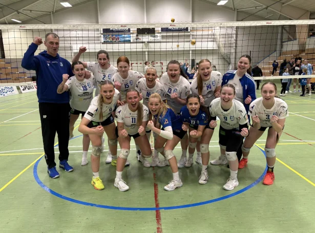 Av tí at SÍ vann fyrstu finaluna, sum varð spæld í Klaksvík mikukvøldið, verða sørvágskvinnur føroyameistarar (Mynd: FBF)