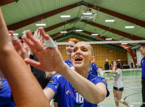 SÍ-fagnaður: Sørvágskvinnur vunnu finalu nummar eitt, sum var í Klaksvík mikukvøldið. Harvið kundu tær avgerða á 