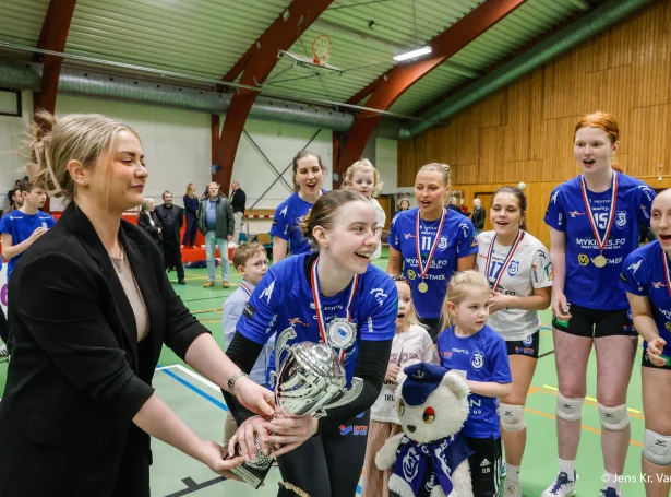 Mjølnir endaði nummar eitt í grundspælinum og var á odda 2-0 í dag - men SÍ var best, tá samanum kom (Mynd: Flogbóltssamband Føroya)
