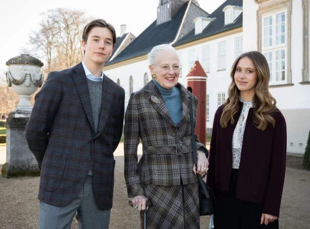 Vincent prinsur og Josephine prinsessa við Fredensborg slotskirkju í dag (Mynd: Kongshúsið)