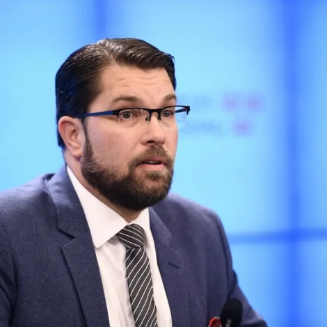 Svenska stjórnin ætlar at lækka avgjald á bensin og diesel