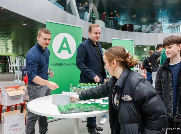 Erling Mørkøre og Beinir Johannesen á veljaraátaki á Glasir í dag. Heilt nógvir fólkafloksveljarar til løgtingsvalið fara at seta kross við Javnaðarflokkin í morgin (Mynd: Jens Kr. Vang)